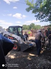 На изображении может находиться: один или несколько человек, небо, дерево и на улице